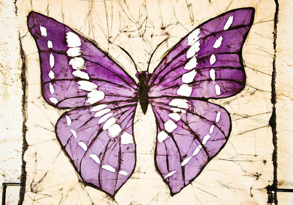 Sinn-Bild #225 Fluegelt ein kleiner Blauer | Bild eines lila Schmetterling mit weißen symmetrisch angeordneten Punkten. (Bild von Adventuria® – Soziales Netzwerk & Journaling-Community, einer Plattform für digitale Tagebücher, Digidiarys, Freundschaft und psychologische Hilfe durch Podcasts)