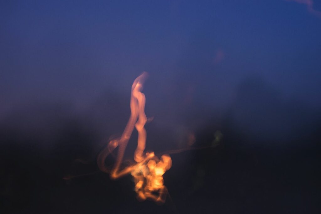Sinn-Bild #378 Findus | Eine verwaschene Spur von Feuer im Abendhimmel. (Bild von Adventuria® – Soziales Netzwerk & Journaling-Community, einer Plattform um ein Online-Tagebuch zu führen, neue Freundschaften zu knüpfen und psychologische Hilfe durch Podcasts)