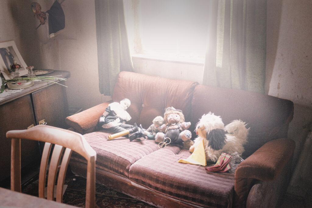 Sinn-Bild #579 Puppets | Eine Couch, auf der Puppen liegen. (Bild von Adventuria® – Soziales Netzwerk & Tagebuch-Community, eine Plattform für Digidiarys, Tagebuchschreiber, Journaling, Freundschaft und psychologische Unterstützung durch Podcasts)